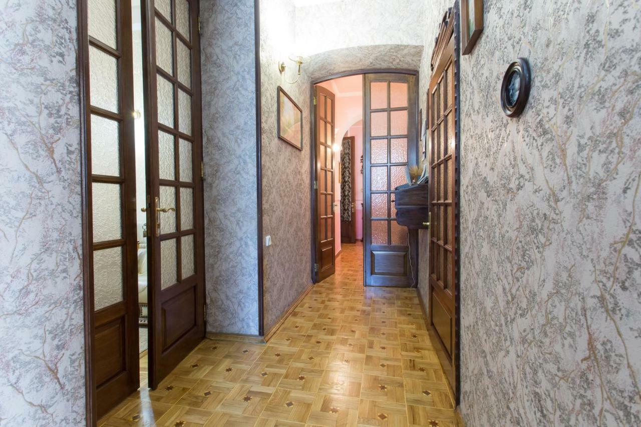 Apartment In The Center Of Kharkiv Exterior photo