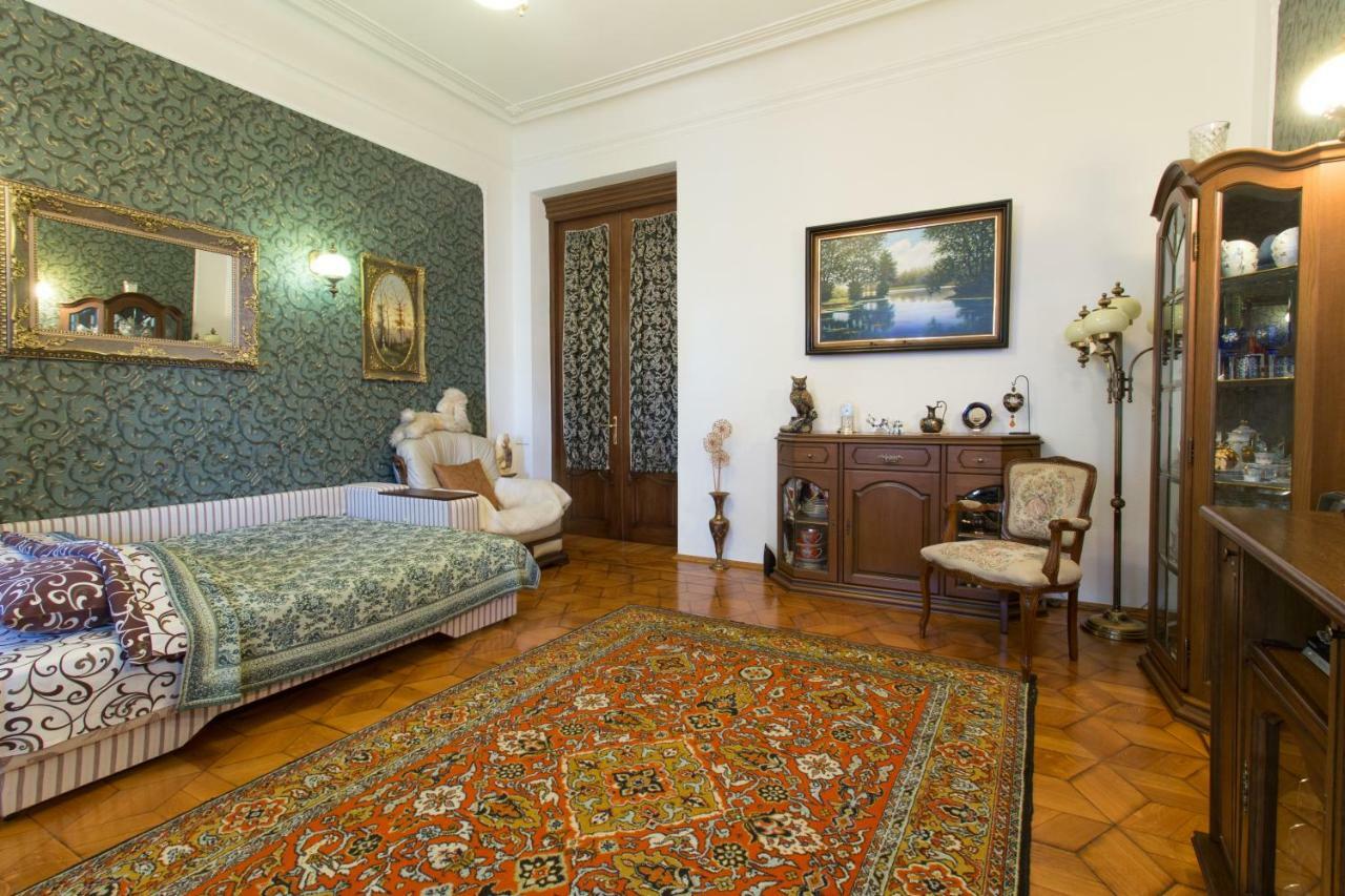 Apartment In The Center Of Kharkiv Exterior photo